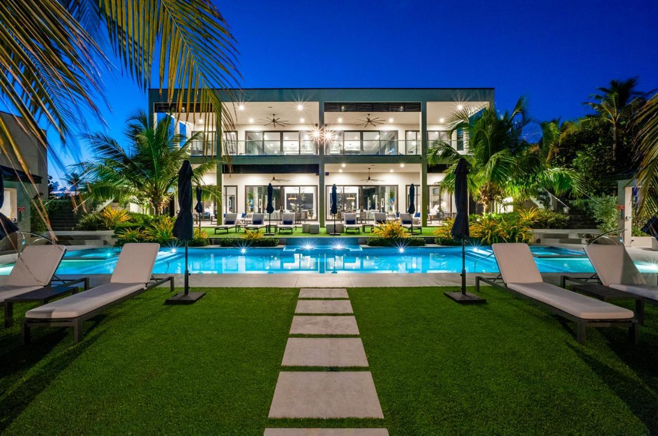 Black Urchin Boutique Resort Bodden Town Esterno foto